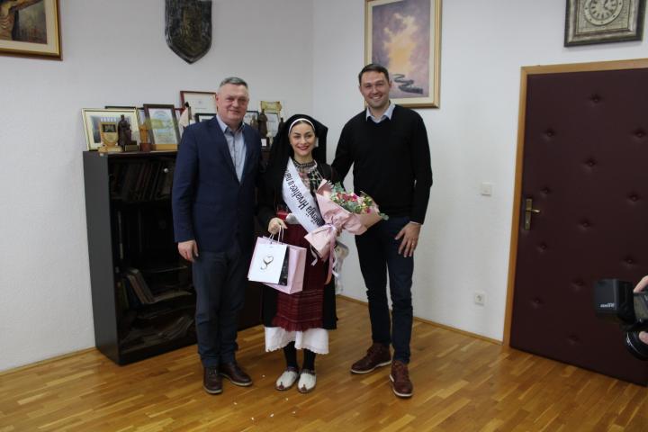 Premijer Vukadin i načelnik Tomislavgrada uručili nagradu za najfotogeničniju Hrvaticu u narodnoj nošnji